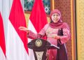Gubernur Jawa Timur Khofifah Indar Parawansa berikan sambutan dalam kegiatan Silaturahim Syawal 1444 H pada Rabu (18/5) di Aula Ponpes Sabilurrosyidin Annur, Gayungan, Surabaya. Dok : LINES.