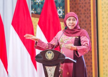 Gubernur Jawa Timur Khofifah Indar Parawansa berikan sambutan dalam kegiatan Silaturahim Syawal 1444 H pada Rabu (18/5) di Aula Ponpes Sabilurrosyidin Annur, Gayungan, Surabaya. Dok : LINES.