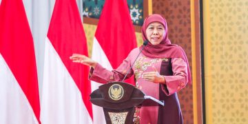 Gubernur Jawa Timur Khofifah Indar Parawansa berikan sambutan dalam kegiatan Silaturahim Syawal 1444 H pada Rabu (18/5) di Aula Ponpes Sabilurrosyidin Annur, Gayungan, Surabaya. Dok : LINES.