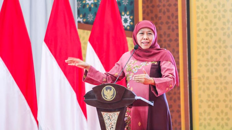 Gubernur Jawa Timur Khofifah Indar Parawansa berikan sambutan dalam kegiatan Silaturahim Syawal 1444 H pada Rabu (18/5) di Aula Ponpes Sabilurrosyidin Annur, Gayungan, Surabaya. Dok : LINES.