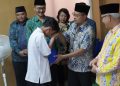 Ketua Umum DPP LDII KH Chriswanto berikan santunan kepada anak yatim dan duafa di Kecamatan Gunung Anyar, Surabaya, Jumat (14/4).