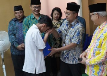 Ketua Umum DPP LDII KH Chriswanto berikan santunan kepada anak yatim dan duafa di Kecamatan Gunung Anyar, Surabaya, Jumat (14/4).