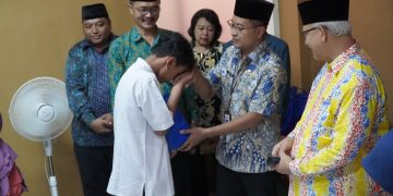 Ketua Umum DPP LDII KH Chriswanto berikan santunan kepada anak yatim dan duafa di Kecamatan Gunung Anyar, Surabaya, Jumat (14/4).
