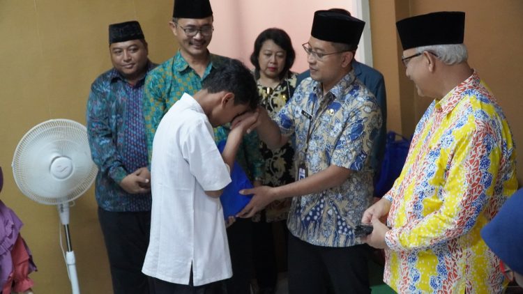 Ketua Umum DPP LDII KH Chriswanto berikan santunan kepada anak yatim dan duafa di Kecamatan Gunung Anyar, Surabaya, Jumat (14/4).