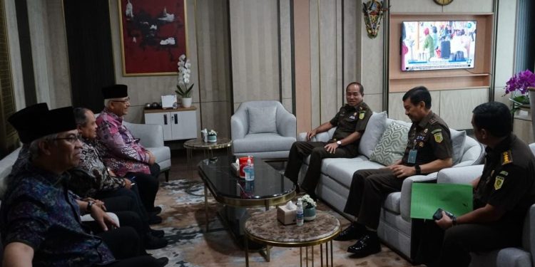 Momentum pertemuan Jaksa Agung Muda Bidang Intelijen (Jamintel) Amir Yanto dengan Ketua Umum DPP LDII, KH Chriswanto Santoso di Kantor Kejaksaan Agung, Jakarta, Senin (10/4). Dok : LINES.