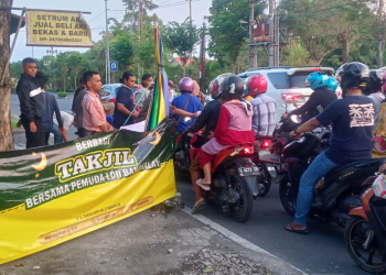 Pemuda LDII Bangkalan Bagikan 500 Paket Takjil kepada pengguna jalan sekitar Jl. Pemuda Kaffa, Junok pada Minggu (16/4). Dok : LINES.