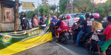 Pemuda LDII Bangkalan Bagikan 500 Paket Takjil kepada pengguna jalan sekitar Jl. Pemuda Kaffa, Junok pada Minggu (16/4). Dok : LINES.