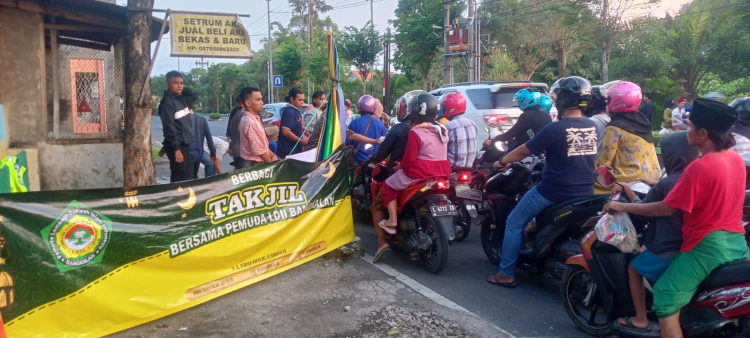 Pemuda LDII Bangkalan Bagikan 500 Paket Takjil kepada pengguna jalan sekitar Jl. Pemuda Kaffa, Junok pada Minggu (16/4). Dok : LINES.