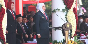Gubernur Jawa Timur Khofifah Indar Parawansa menjadi inspektur upacara peringatan Hari Kebangkitan Nasional (Harkitnas) ke-115 di Gedung Negara Grahadi, Surabaya, Senin (22/5). Dok: LINES.