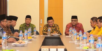 Ketua DPW LDII Jawa Timur KH Moch Amrodji Konawi (kanan) menyambut kedatangan Ketua DPD Golkar Jawa Timu M Sarmuji (tengah) beserta jajaran, Jumat (12/5). Dok: LINES.