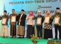 Gubernur Khofifah menyerahkan penghargaan dan peluncuran tabungan santri bersama Bank Jatim, pada 16-17 Maret 2023 di Hotel Harris Malang.