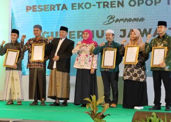 Gubernur Khofifah menyerahkan penghargaan dan peluncuran tabungan santri bersama Bank Jatim, pada 16-17 Maret 2023 di Hotel Harris Malang.