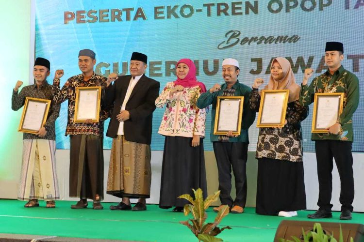 Gubernur Khofifah menyerahkan penghargaan dan peluncuran tabungan santri bersama Bank Jatim, pada 16-17 Maret 2023 di Hotel Harris Malang.