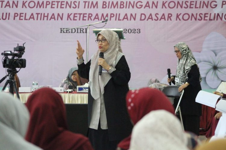 Anggota Departemen Pendidikan Umum dan Pelatihan DPP LDII Hj. Nana Maznah Prasetyo bekali tim Bimbingan Konseling PPG se-Jawa Timur, di Ponpes Wali BArokah Kediri, Minggu (18/6). Dok: LINES.