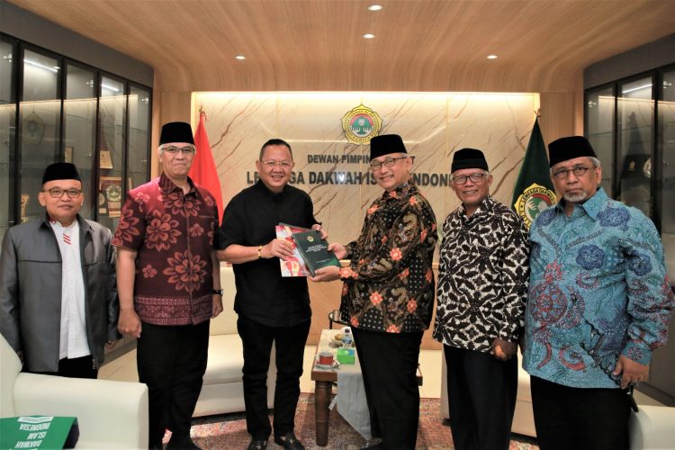 Ketua Komisi IV DPR RI Sudin mengapresiasi pengabdian LDII melalui delapan bidang saat mengunjungi Kantor DPP LDII, Patal Senayan, Jakarta Selatan, Jumat (9/6).