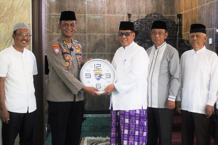Setelah mengisi tausiyah, Kasubditbintibsos Ditbinmas Polda Jatim AKBP Bahrun Nasikin memberikan cinderamata pada pengurus Takmir Masjid Barokah. Dok: LINES.