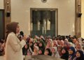 Staf Ahli Tim Penggerak PKK Kabupaten Sidoarjo, Hj. Sriyatun Subandi beri pembekalan 2.000 remaja LDII Sidoarjo, Minggu (18/6). Dok LINES.