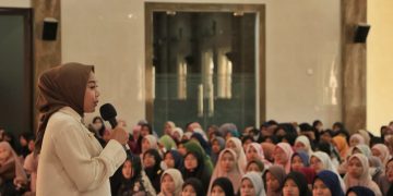 Staf Ahli Tim Penggerak PKK Kabupaten Sidoarjo, Hj. Sriyatun Subandi beri pembekalan 2.000 remaja LDII Sidoarjo, Minggu (18/6). Dok LINES.