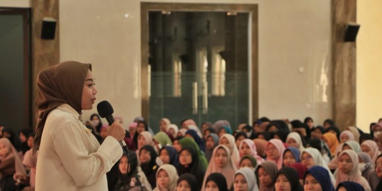 Staf Ahli Tim Penggerak PKK Kabupaten Sidoarjo, Hj. Sriyatun Subandi beri pembekalan 2.000 remaja LDII Sidoarjo, Minggu (18/6). Dok LINES.