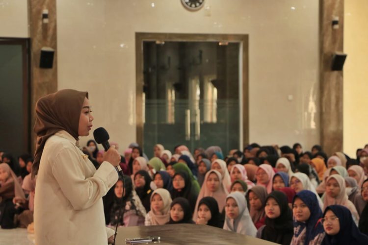 Staf Ahli Tim Penggerak PKK Kabupaten Sidoarjo, Hj. Sriyatun Subandi beri pembekalan 2.000 remaja LDII Sidoarjo, Minggu (18/6). Dok LINES.