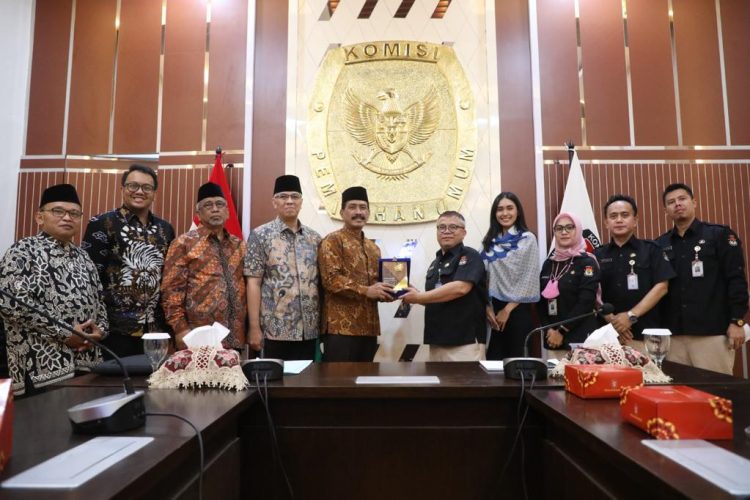 kunjungan DPP LDII ke Kantor Komisi Pemilihan Umum (KPU) di Jl. Imam Bonjol, Jakarta, Rabu (14/6). Dok: LINES.