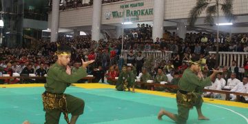 Pesilat tampil di pembukaan Kejurprov Remaja PERSINAS ASAD Jatim di Ponpes Wali Barokah Kediri, Rabu (14/6). Dok: LINES.