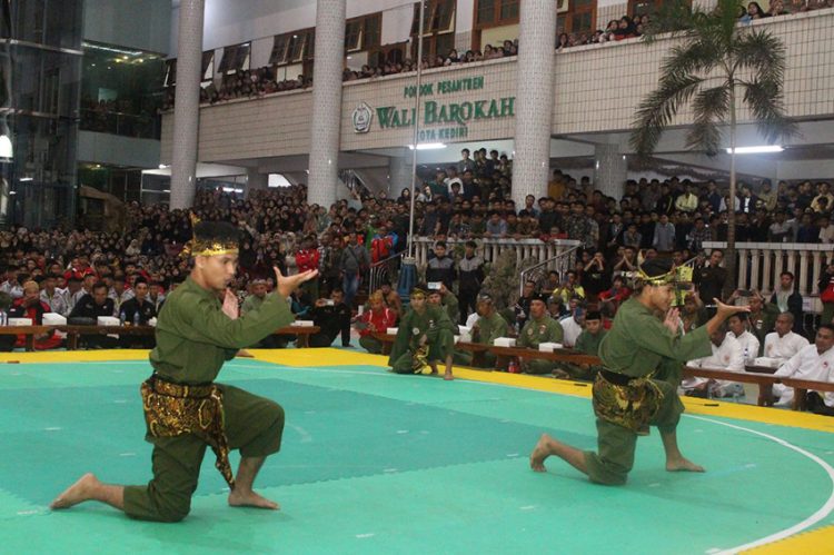 Pesilat tampil di pembukaan Kejurprov Remaja PERSINAS ASAD Jatim di Ponpes Wali Barokah Kediri, Rabu (14/6). Dok: LINES.