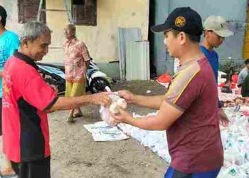 Pondok pesantren Al-Huda membagikan paket daging kurban kepada masyarakat sekitar, Kamis (29/6).di halaman Masjid Al-Huda.