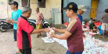 Pondok pesantren Al-Huda membagikan paket daging kurban kepada masyarakat sekitar, Kamis (29/6).di halaman Masjid Al-Huda.