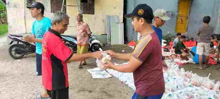 Pondok pesantren Al-Huda membagikan paket daging kurban kepada masyarakat sekitar, Kamis (29/6).di halaman Masjid Al-Huda.