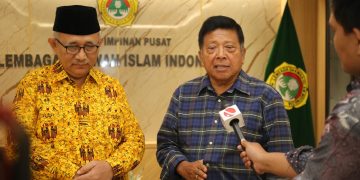 Anggota DPR RI Komisi VIII Mindo Sianipar (kanan) berkunjung ke kantor DPP LDII, Patal Senayan, Jakarta, Kamis (6/7). Foto: LINES.