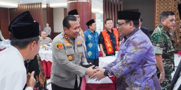 Kapolda Jawa Timur Irjen Pol Toni Harmanto berjabat tangan dengan Ketua DPW LDII Jatim KH Moch Amrodji Konawi di acara Doa Bersama Lintas Agama di Mapolda Jatim, Jumat (30/6). Dok: LINES.
