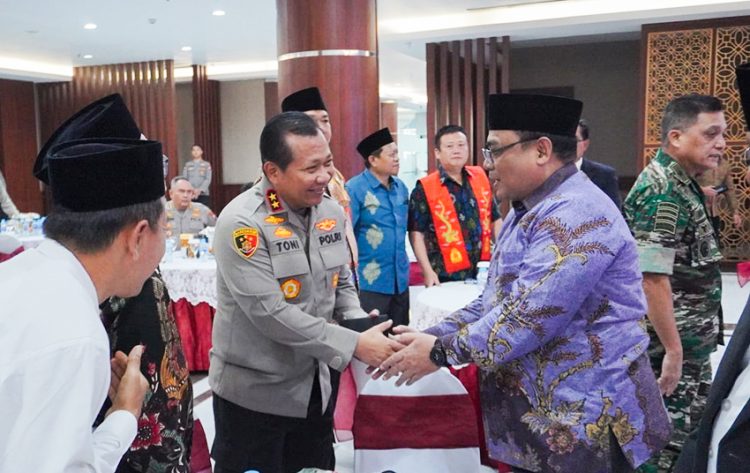 Kapolda Jawa Timur Irjen Pol Toni Harmanto berjabat tangan dengan Ketua DPW LDII Jatim KH Moch Amrodji Konawi di acara Doa Bersama Lintas Agama di Mapolda Jatim, Jumat (30/6). Dok: LINES.