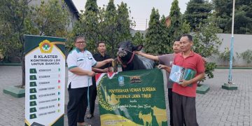 Gubernur Jawa Timur Khofifah Indar Parawansa melalui staf Pemprov menyerahkan satu ekor sapi kurban pada pengurus DPW LDII Jawa Timur, Rabu (28/6). Dok: LINES.