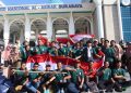Pemuda LDII berkumpul di depan Masjid Nasional Al Akbar Surabaya usai mengikuti jalan sehat 1 Muharram Pemprov Jatim, Rabu (19/7). Dok : LINES.