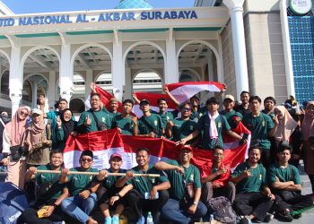 Pemuda LDII berkumpul di depan Masjid Nasional Al Akbar Surabaya usai mengikuti jalan sehat 1 Muharram Pemprov Jatim, Rabu (19/7). Dok : LINES.