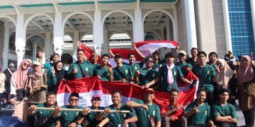 Pemuda LDII berkumpul di depan Masjid Nasional Al Akbar Surabaya usai mengikuti jalan sehat 1 Muharram Pemprov Jatim, Rabu (19/7). Dok : LINES.