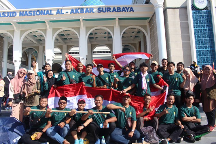Pemuda LDII berkumpul di depan Masjid Nasional Al Akbar Surabaya usai mengikuti jalan sehat 1 Muharram Pemprov Jatim, Rabu (19/7). Dok : LINES.