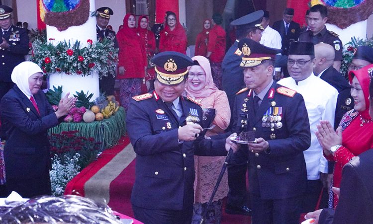 Kapolda Jawa Timur Irjen Pol Toni Harmanto (tengah) bersama Gubernur Khofifah Indar Parawansa (kiri) dan Wakapolda jatim Brigjen Pol Akhmad Yusep Gunawan di acara peringatan Hari Bhayangkara ke-77, di halaman Grahadi Surabaya, Sabtu (1/7). Dok: LINES.