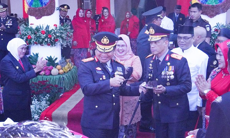 Kapolda Jawa Timur Irjen Pol Toni Harmanto (tengah) bersama Gubernur Khofifah Indar Parawansa (kiri) dan Wakapolda jatim Brigjen Pol Akhmad Yusep Gunawan di acara peringatan Hari Bhayangkara ke-77, di halaman Grahadi Surabaya, Sabtu (1/7). Dok: LINES.