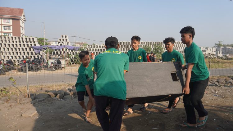 Kegiatan Kerja Bakti LDII dalam rangka sambut HUT RI ke-78 di Pesisir Pantai Kenjeran pada Minggu (68). Dok. LINES.