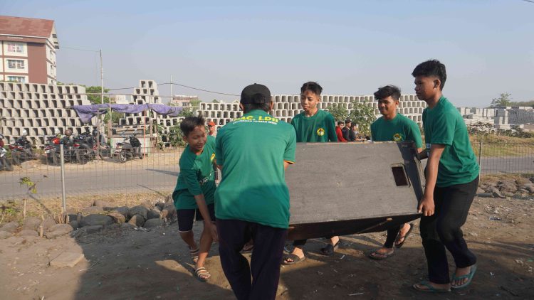 Kegiatan Kerja Bakti LDII dalam rangka sambut HUT RI ke-78 di Pesisir Pantai Kenjeran pada Minggu (68). Dok. LINES.