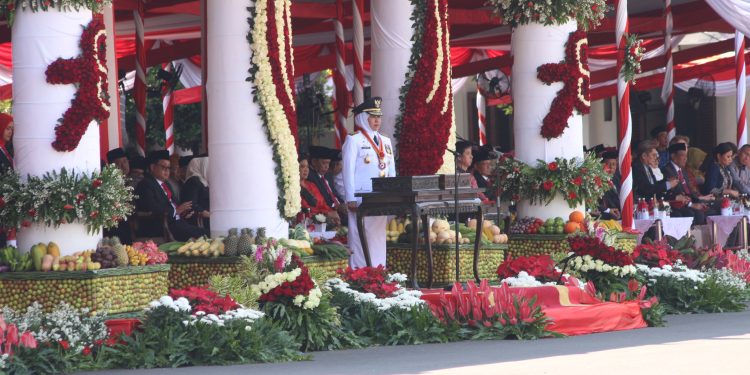 Pelaksanaan Upacara Pengibaran Bendera memperingati HUT Ke-78 RI, Gubernur Jawa Timur Khofifah Indar Parawansa menjadi inspektur upacara. Dok: LINES.