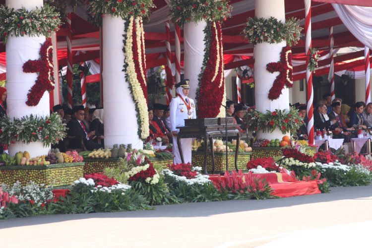 Pelaksanaan Upacara Pengibaran Bendera memperingati HUT Ke-78 RI, Gubernur Jawa Timur Khofifah Indar Parawansa menjadi inspektur upacara. Dok: LINES.
