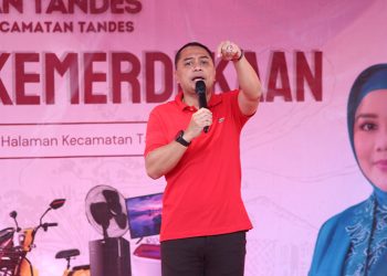 Wali Kota Surabaya eri cahyadi membuka acara Jalan Sehat Kemerdekaan di kecamatan Tandes, Minggu (27/8). Dok: LINES.