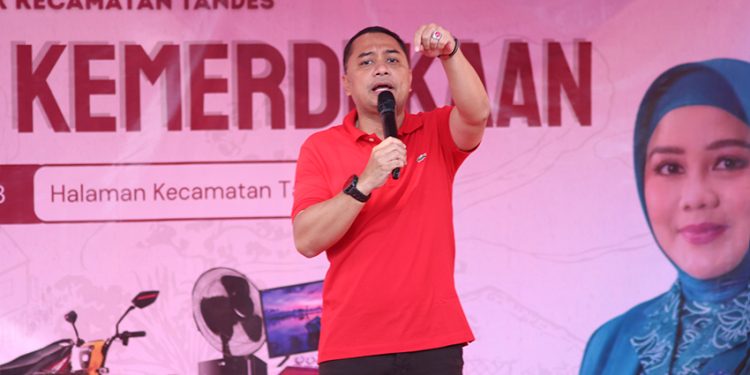 Wali Kota Surabaya eri cahyadi membuka acara Jalan Sehat Kemerdekaan di kecamatan Tandes, Minggu (27/8). Dok: LINES.