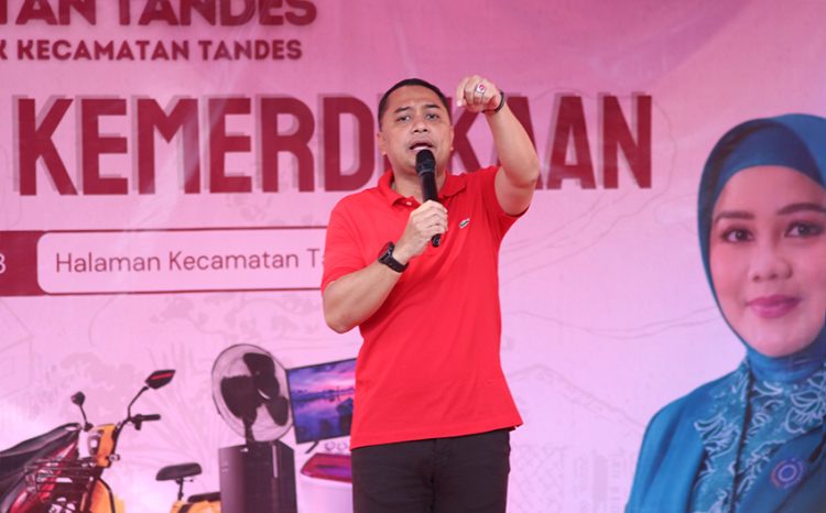 Wali Kota Surabaya eri cahyadi membuka acara Jalan Sehat Kemerdekaan di kecamatan Tandes, Minggu (27/8). Dok: LINES.