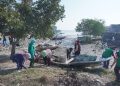 Warga LDII kerja bakti di pesisir Pantai Kenjeran, Minggu (6/8). Dok: LINES.