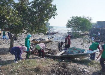 Warga LDII kerja bakti di pesisir Pantai Kenjeran, Minggu (6/8). Dok: LINES.