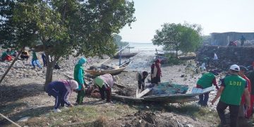 Warga LDII kerja bakti di pesisir Pantai Kenjeran, Minggu (6/8). Dok: LINES.